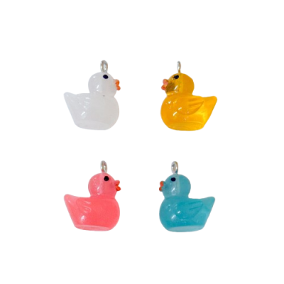 Pingentes coloridos em forma de patinhos de borracha com argola para pendurar