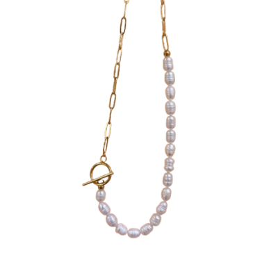 Colar com corrente dourada e pérolas brancas sobre fundo branco