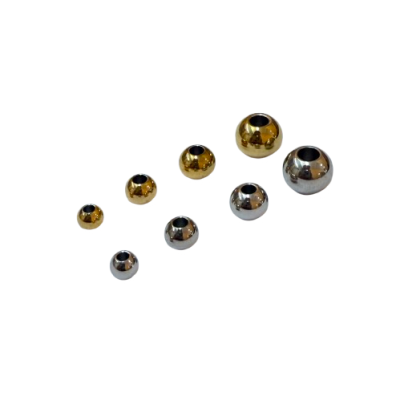 Contas metálicas douradas e prateadas de vários tamanhos alinhadas