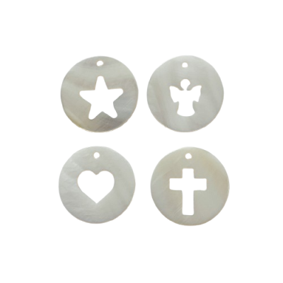 Conjunto de quatro medalhões redondos em material branco translúcido com recortes variados.