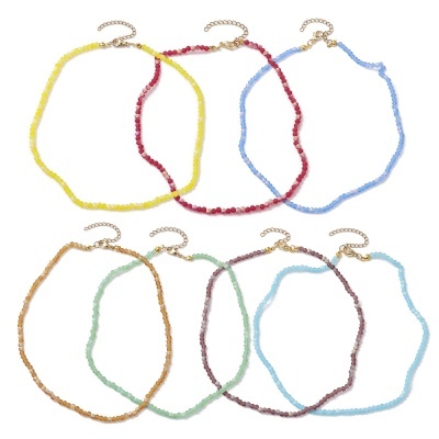 Conjunto de oito pulseiras coloridas de pedras pequenas com fecho dourado