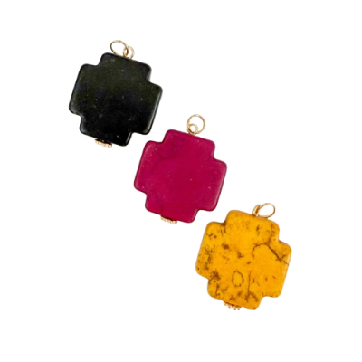 Três pendentes em forma de cruz coloridos com argolas douradas