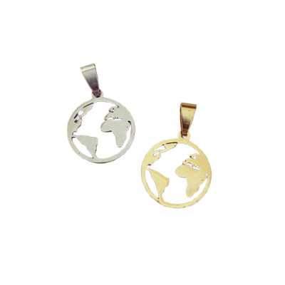 Dois pendentes metálicos em forma de globo terrestre, prateado e dourado, sobre fundo branco