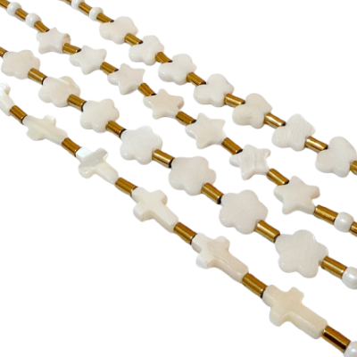 Colares com contas brancas de formas diversas e contas douradas, sobre fundo branco