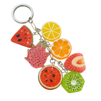 Chaveiro com pendentes coloridos de fatias de frutas