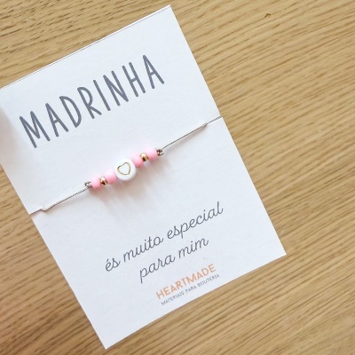 Pulseira para madrinha com contas rosa e branca em cartão com texto