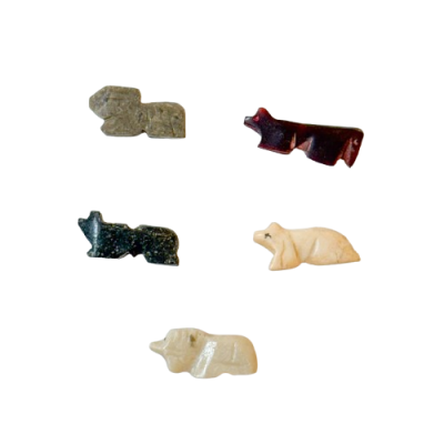 Cinco pequenas esculturas de animais coloridos sobre fundo branco