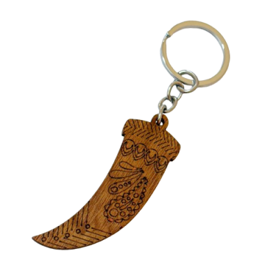 Porta-chaves em madeira com decoração gravada em forma de dente