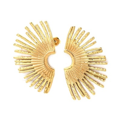 Brincos dourados em formato de leque com textura em relevo sobre fundo branco