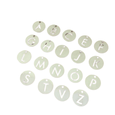 Pendentes redondos em metal com letras em relevo