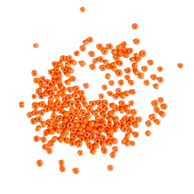 Contas laranja pequenas cilíndricas com furo central sobre fundo branco