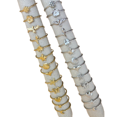 Anéis dourados e prateados variados em suportes de veludo cinzento