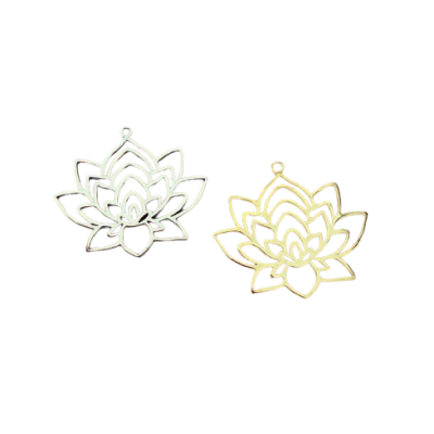 Dois pendentes em forma de flor de lótus, metal prateado e dourado.
