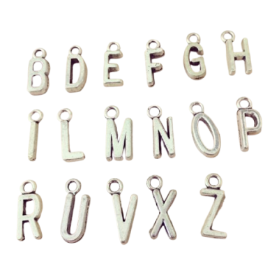 Conjunto de letras metálicas maiúsculas com argolas, sobre fundo branco.