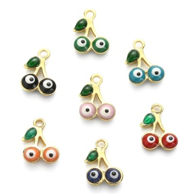 Conjunto de sete pendentes dourados em forma de cerejas com olhos coloridos e folhas verdes