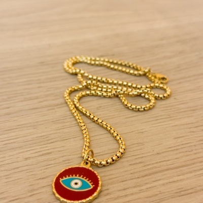 Colar dourado com pendente redondo e desenho de olho