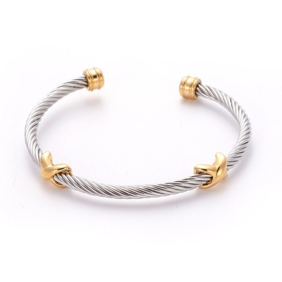 Pulseira metálica prateada com detalhes dourados