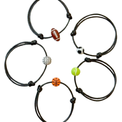 pulseiras de corda preta com bolas de desporto pequenas e coloridas