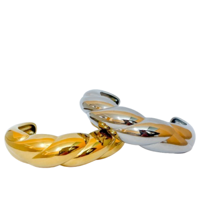 Pulseiras rígidas dourada e prateada com design trançado brilhante