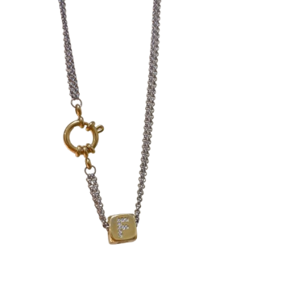 Colar em metal prateado com pendente dourado e letra F