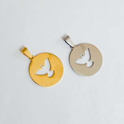 Dois pendentes redondos dourado e prateado com desenho de pomba