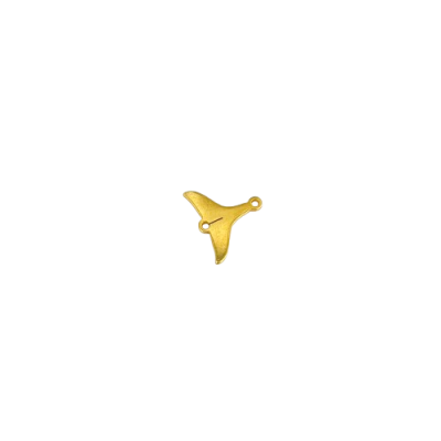 Pingente dourado em forma de cauda de baleia sobre fundo branco
