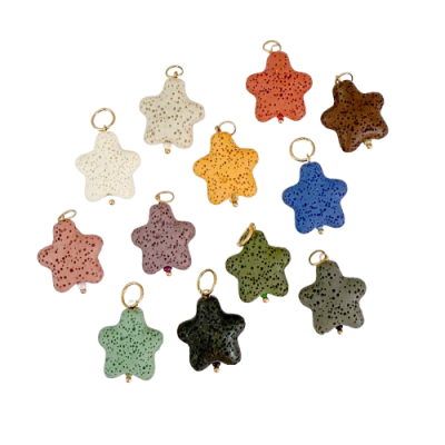 Doze pingentes coloridos em forma de estrela sobre fundo branco