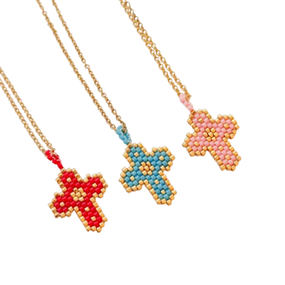 Colares com pendentes em cruz de contas nas cores vermelho, azul e rosa com detalhes dourados.