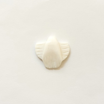 Objeto pequeno branco em forma de ave sobre fundo branco