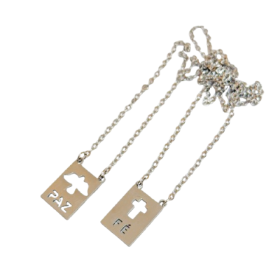 Colares prateados com pendentes retangulares e palavras PAZ e FÉ