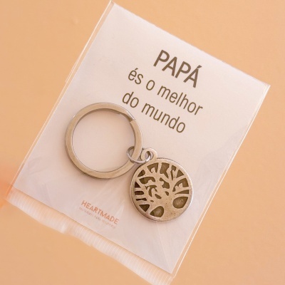 Porta-chaves metálico com pendente redondo com desenho de árvore e mensagem para papá numa embalagem de plástico.