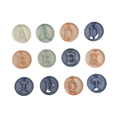 Doze medalhões redondos coloridos com letras recortadas no centro sobre fundo branco