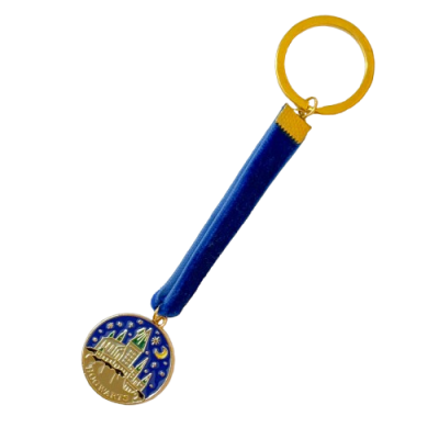 Porta-chaves com pendente redondo dourado e azul com castelo e estrelas