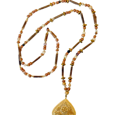 Colar com contas castanhas e pendente dourado em forma de coração