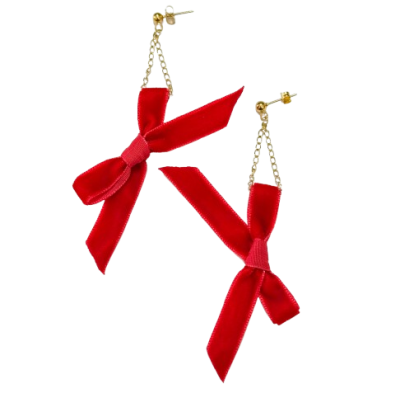 Brincos com corrente dourada e laço de veludo vermelho