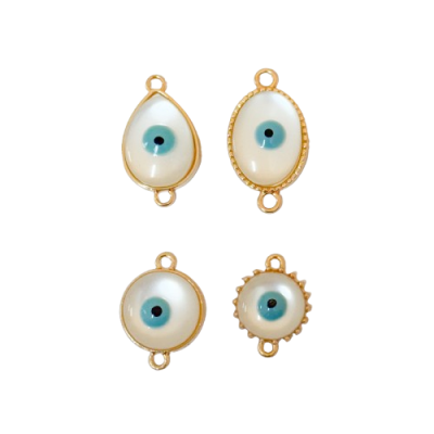 Conjunto de 4 pendentes de olho grego dourados com vidro opaco e fundo branco