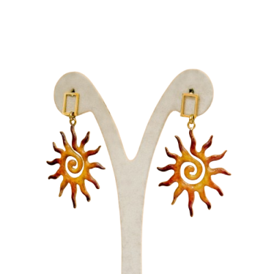 Brincos em forma de sol espiral dourados e castanhos em suporte bege