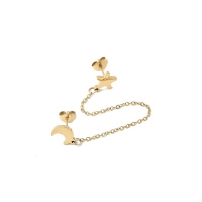 Brincos dourados em forma de lua e estrela ligados por corrente