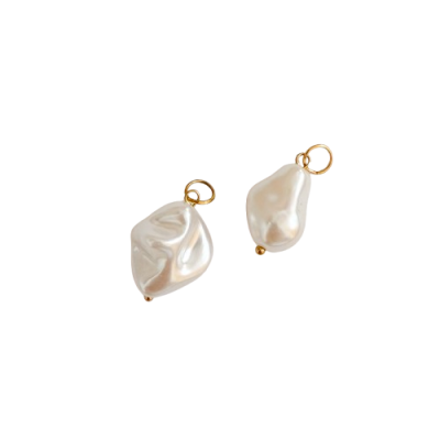 Pendentes pérola irregular com argolas douradas em fundo branco