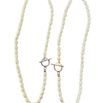 Duas gargantilhas de contas de pérola com fechos metálicos em fundo branco