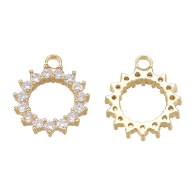 Dois pendentes redondos dourados, um com pedras brancas e outro só dourado com picos na borda