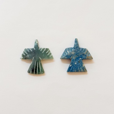 Dois amuletos em forma de ave, verde e azul, em pedra esculpida
