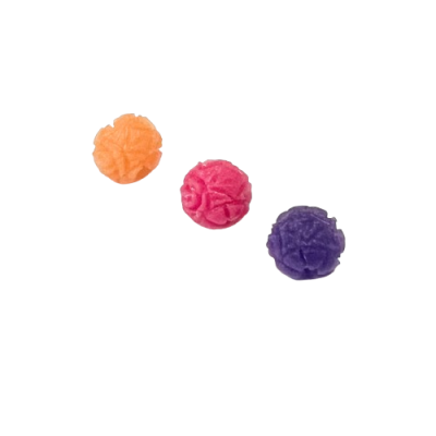 Três doces redondos coloridos sobre fundo branco