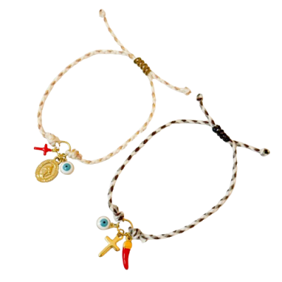 Dois braceletes de corda trançada com pendentes religiosos e de olho azul
