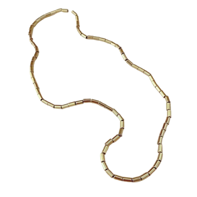 Colar com pérolas tubulares metálicas douradas e fecho