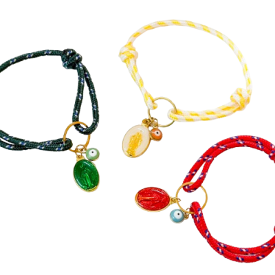 Três pulseiras coloridas com pendentes ovais e olho turco