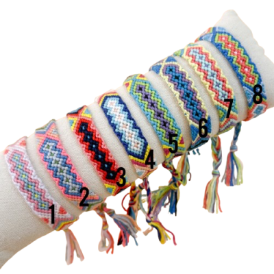 Oito pulseiras coloridas de fios tecidos com franjas penduradas