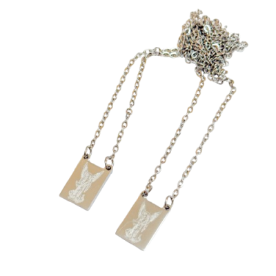 Colar duplo com placas retangulares em metal prateado e gravura de anjo