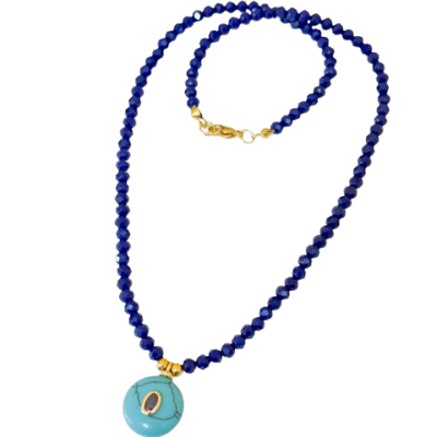 Colar de contas azuis com pendente redondo azul turquesa e fecho dourado