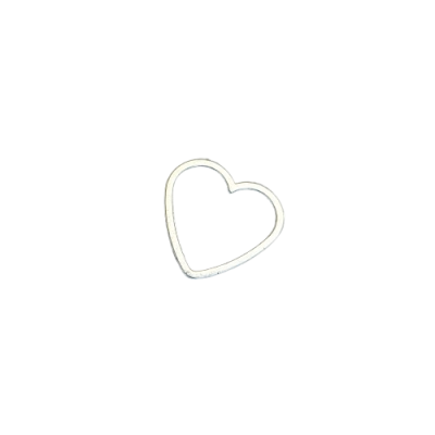 Argola metálica prateada em forma de coração sobre fundo preto